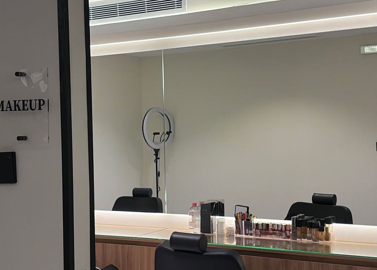 Professional makeup room at Diamond Beauty, Jeddah, Makkah Province, SA, featuring elegant setup.