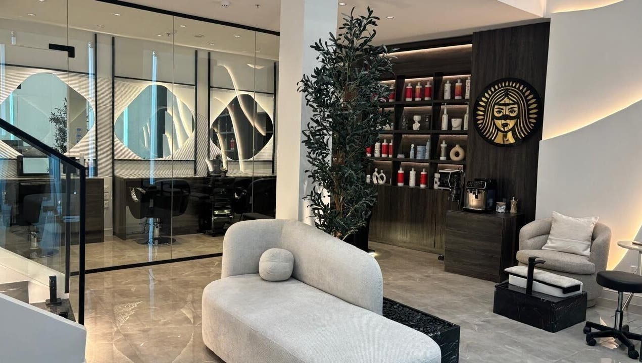 صالة هدوء فخم | Luxury Spa الفاخرة في جدة، SA، تعرض أثاث مريح وتصميم حديث.