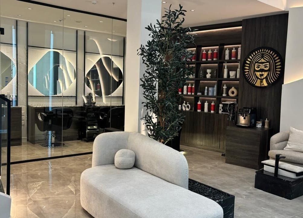 صالة هدوء فخم | Luxury Spa الفاخرة في جدة، SA، تعرض أثاث مريح وتصميم حديث.