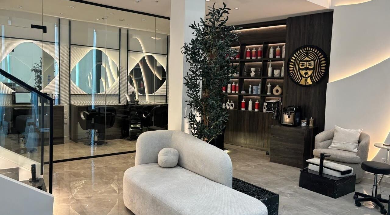 صالة هدوء فخم | Luxury Spa الفاخرة في جدة، SA، تعرض أثاث مريح وتصميم حديث.