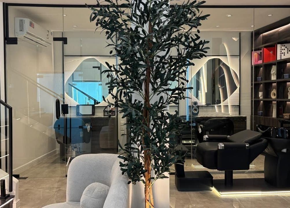 صالون هدوء فخم | Luxury Spa الأنيق في جدة، SA، يضم ديكور عصري وكراسي مريحة.