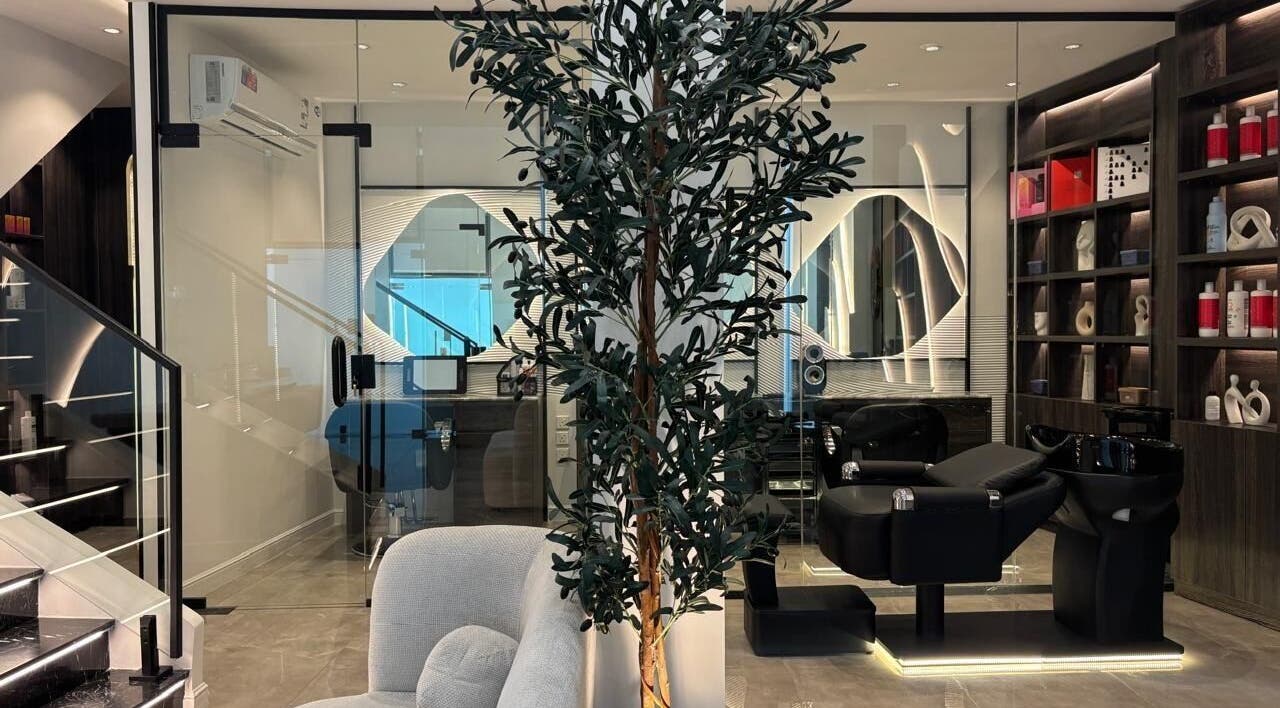 صالون هدوء فخم | Luxury Spa الأنيق في جدة، SA، يضم ديكور عصري وكراسي مريحة.