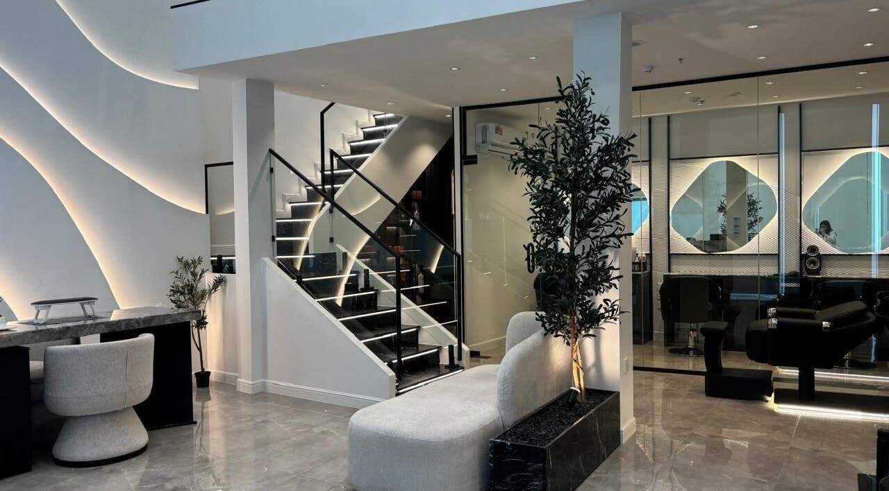 تصميم فخم في هدوء فخم | Luxury Spa، جدة، السعودية، يضم سلالم وأثاث مودرن