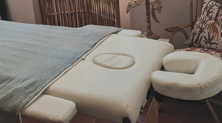 Table de massage confortable à Nâmâ, Toulon et alentours, Provence-alpes-côte D'azur, FR.