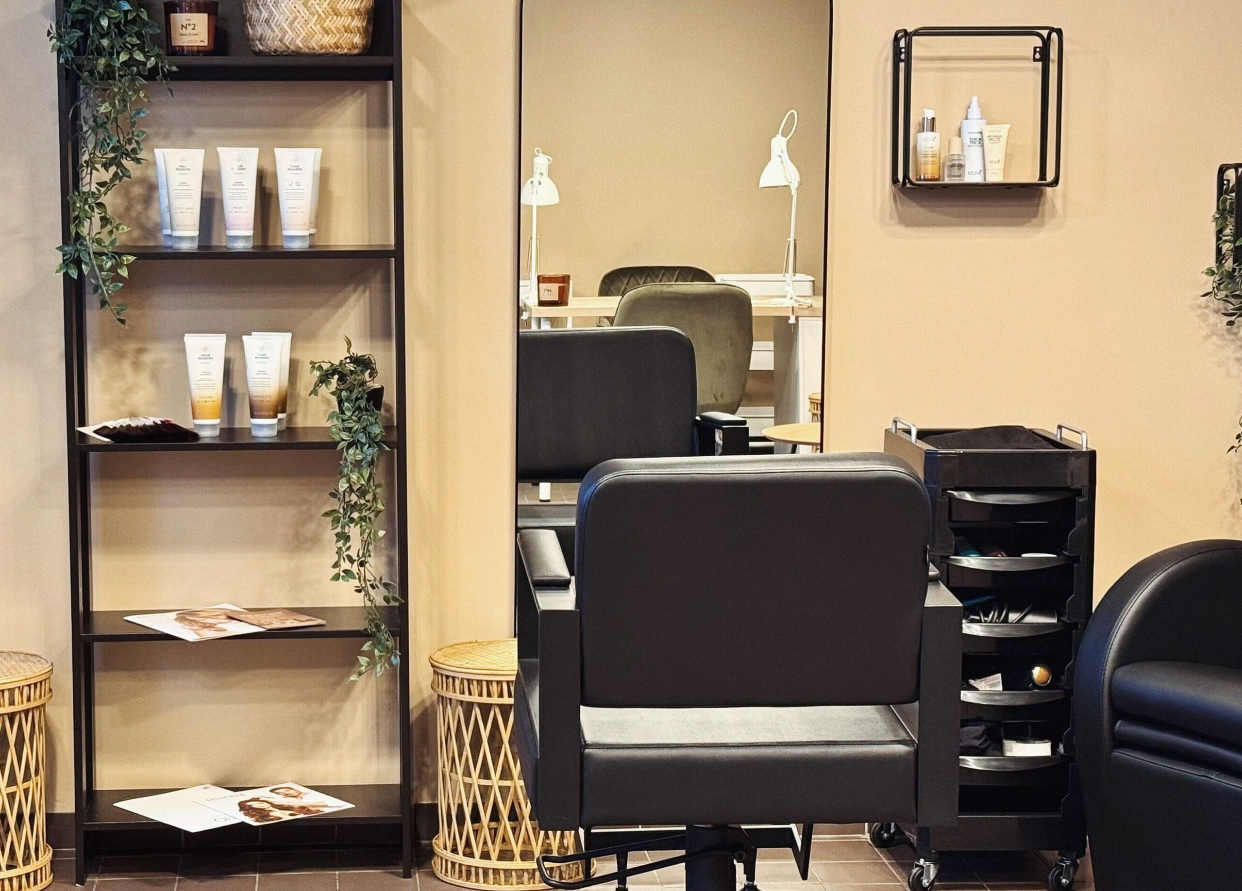 Stylish interior of MAE Beauty Studio in Rīga, LV featuring elegant salon furniture and beauty products.