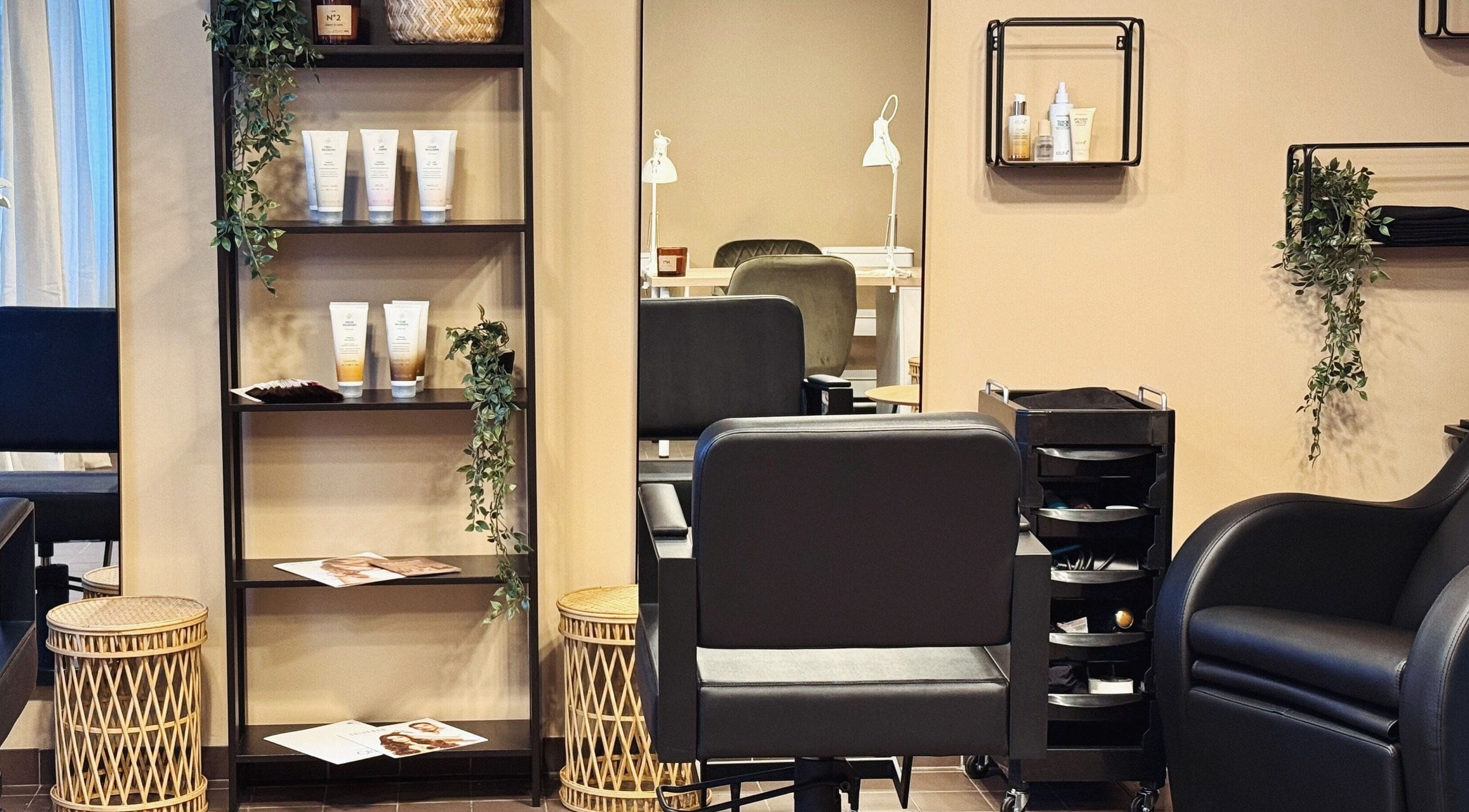 Stylish interior of MAE Beauty Studio in Rīga, LV featuring elegant salon furniture and beauty products.