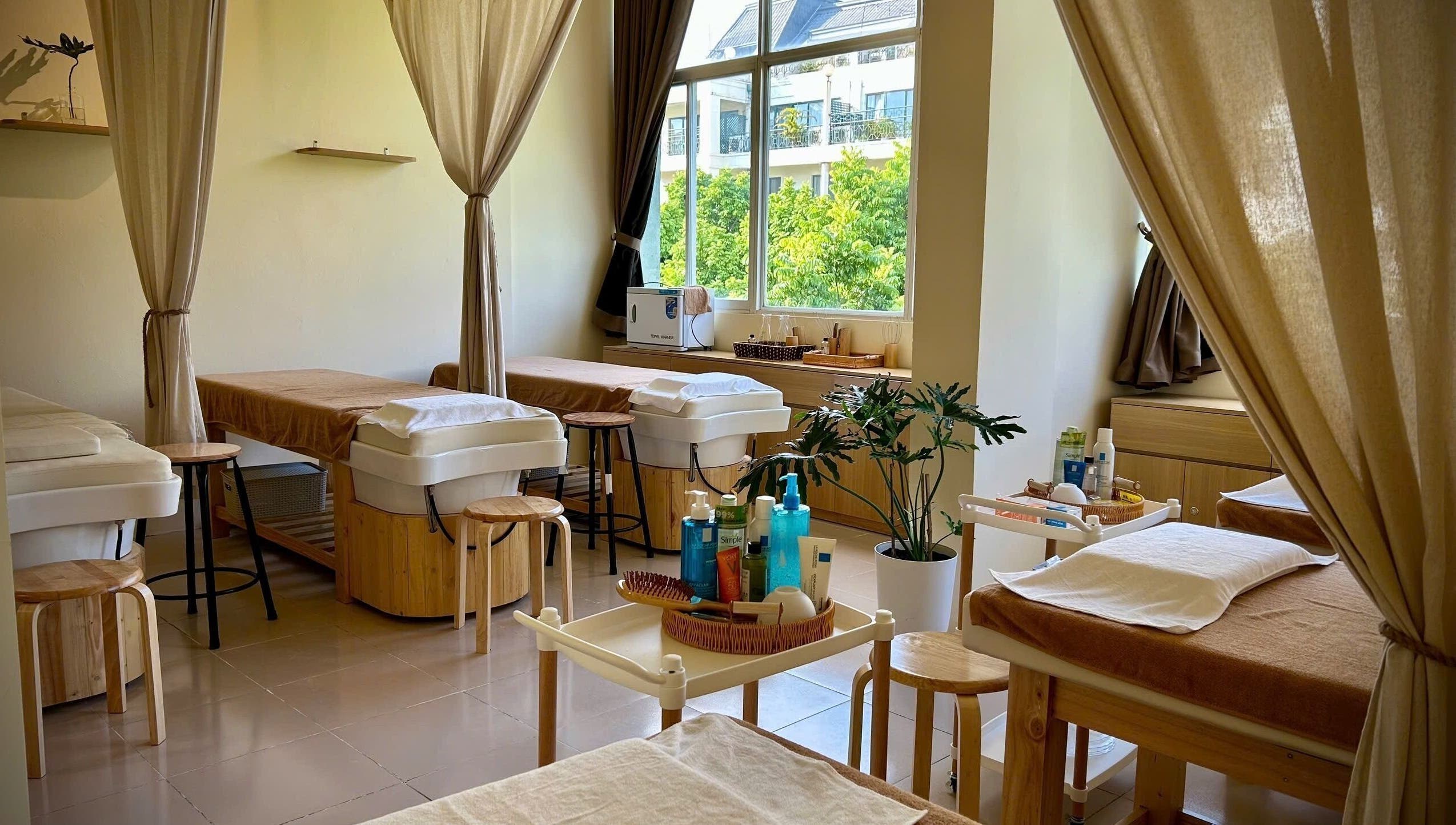 Relaxing treatment room at Tropi Q - Head herbal spa, Hà Nội, Hà Nội, VN, with massage tables and calming decor.
