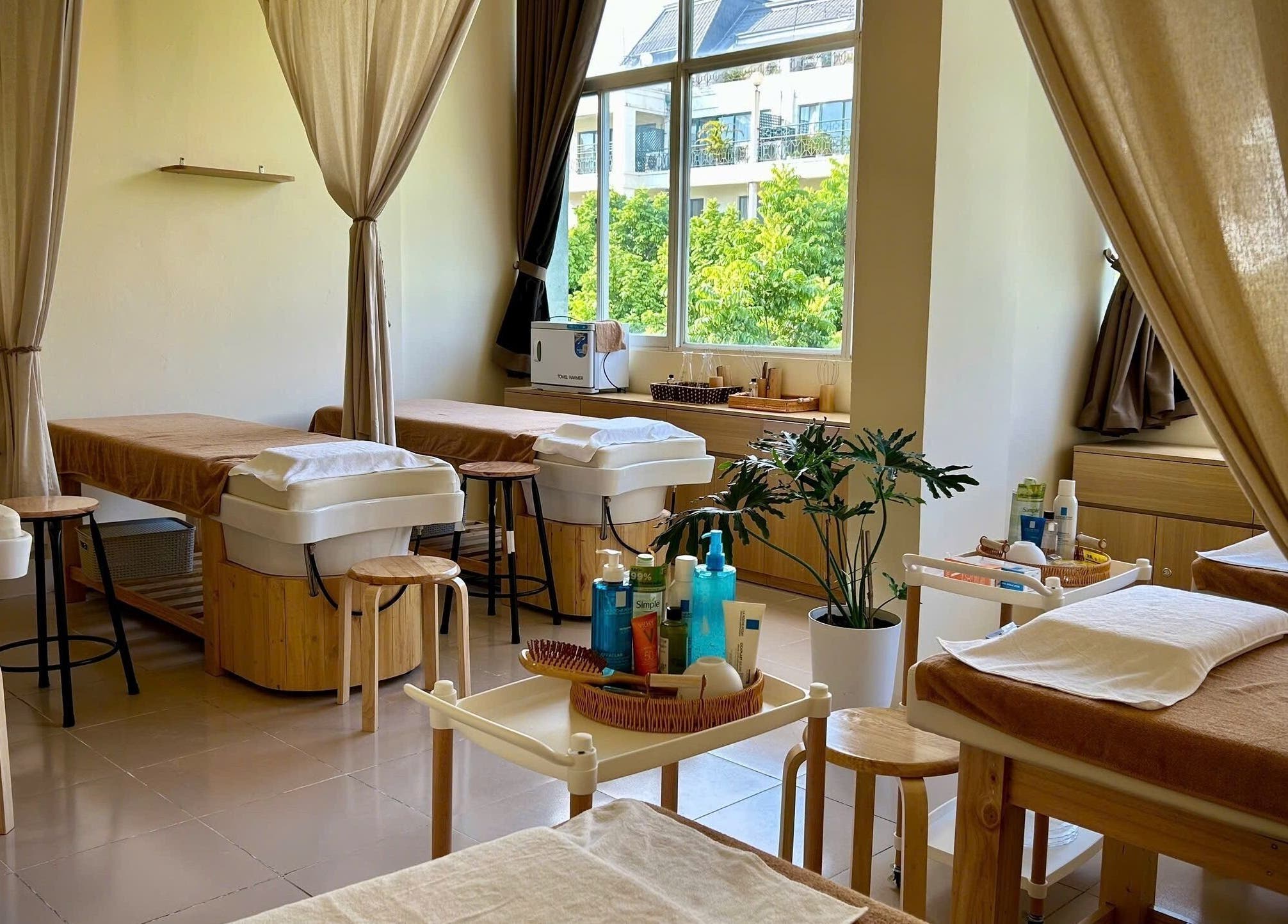 Relaxing treatment room at Tropi Q - Head herbal spa, Hà Nội, Hà Nội, VN, with massage tables and calming decor.