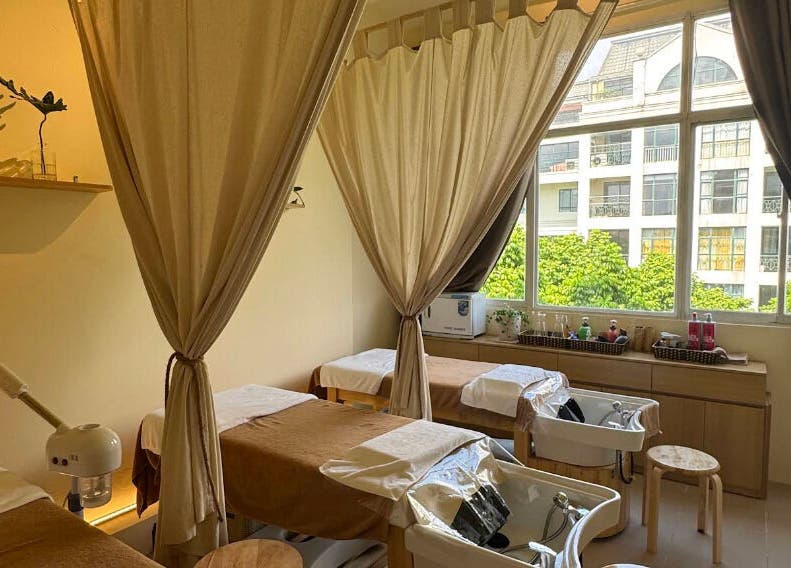 Relaxing spa room at Tropi Q - Head herbal spa, Hà Nội, VN, featuring massage beds and gentle lighting.