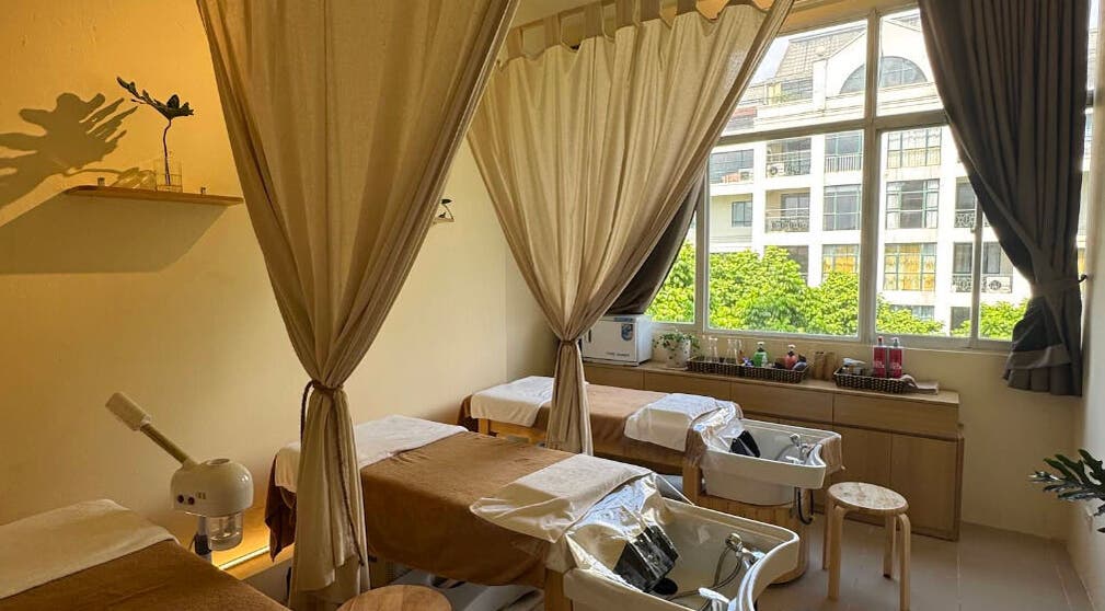 Relaxing spa room at Tropi Q - Head herbal spa, Hà Nội, VN, featuring massage beds and gentle lighting.