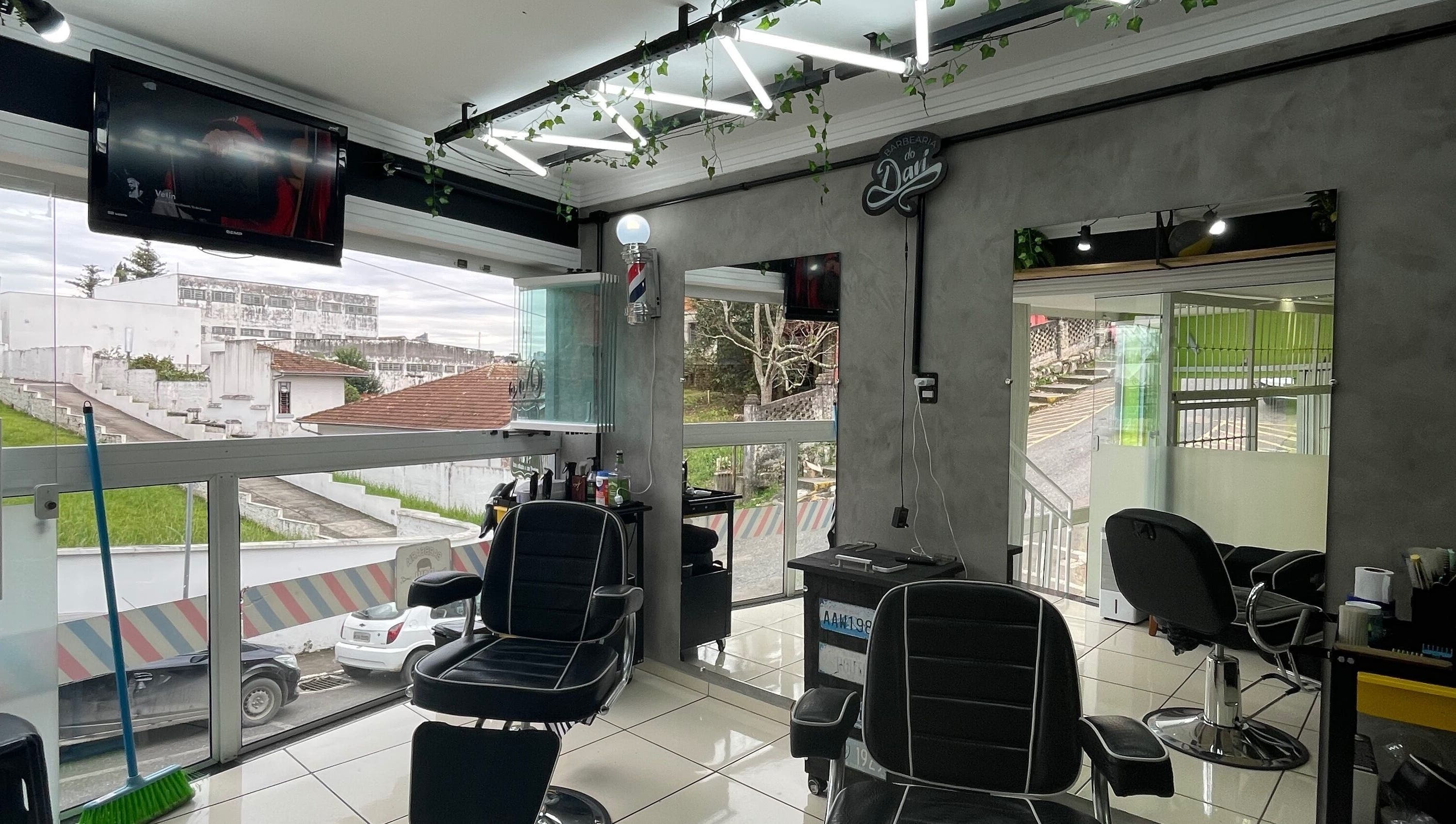 Interior moderno da Barbearia Davi em Santa Catarina, Santa Catarina, BR, com cadeiras e decoração elegante.