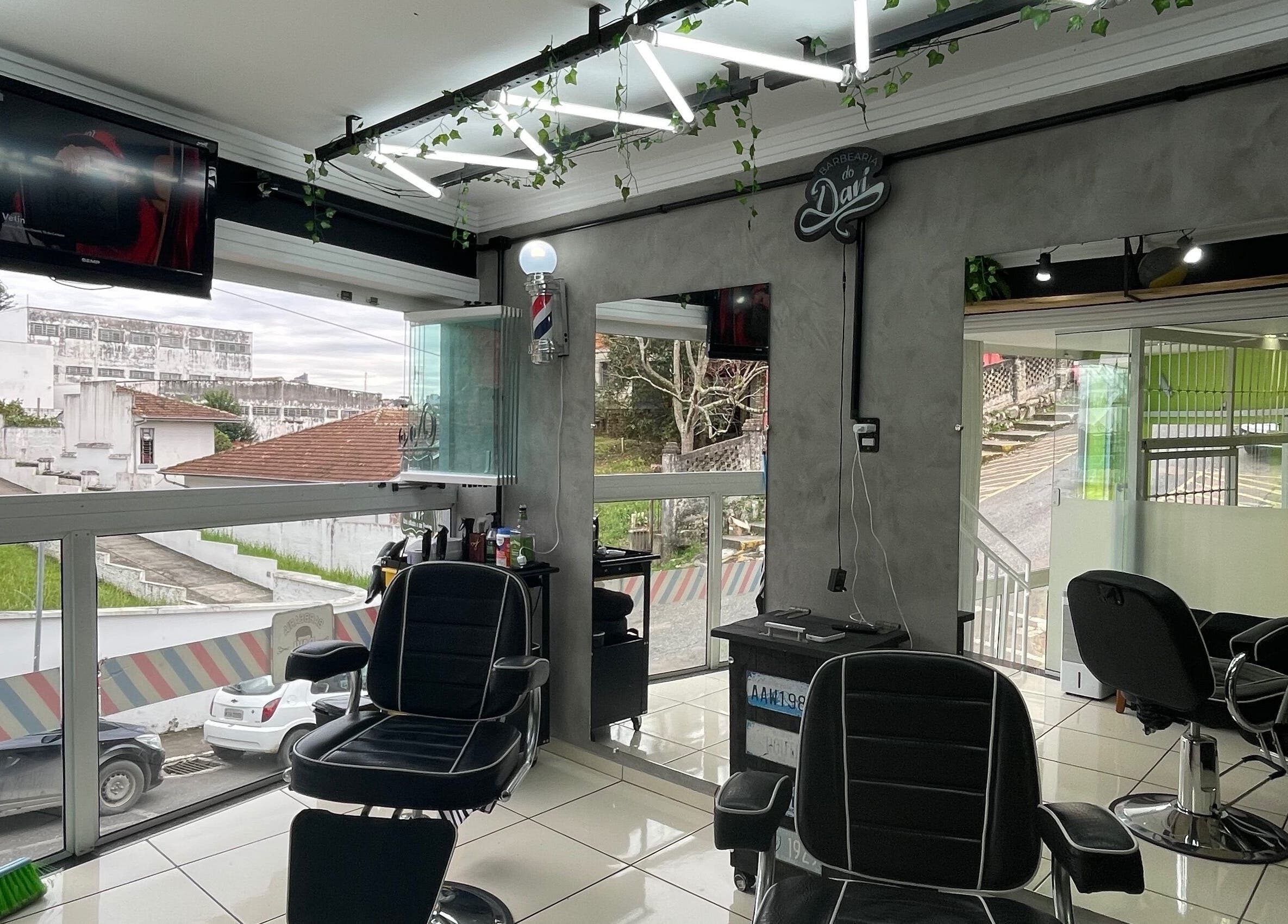 Interior moderno da Barbearia Davi em Santa Catarina, Santa Catarina, BR, com cadeiras e decoração elegante.