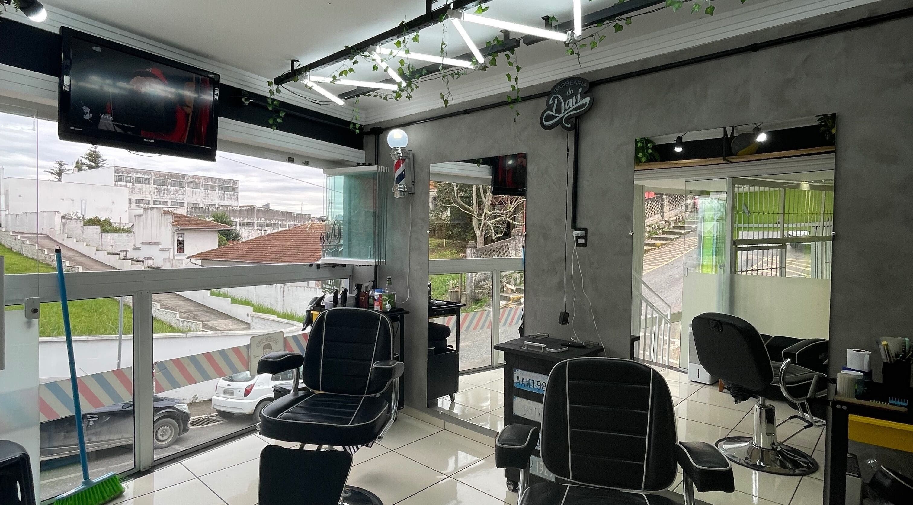 Interior moderno da Barbearia Davi em Santa Catarina, Santa Catarina, BR, com cadeiras e decoração elegante.