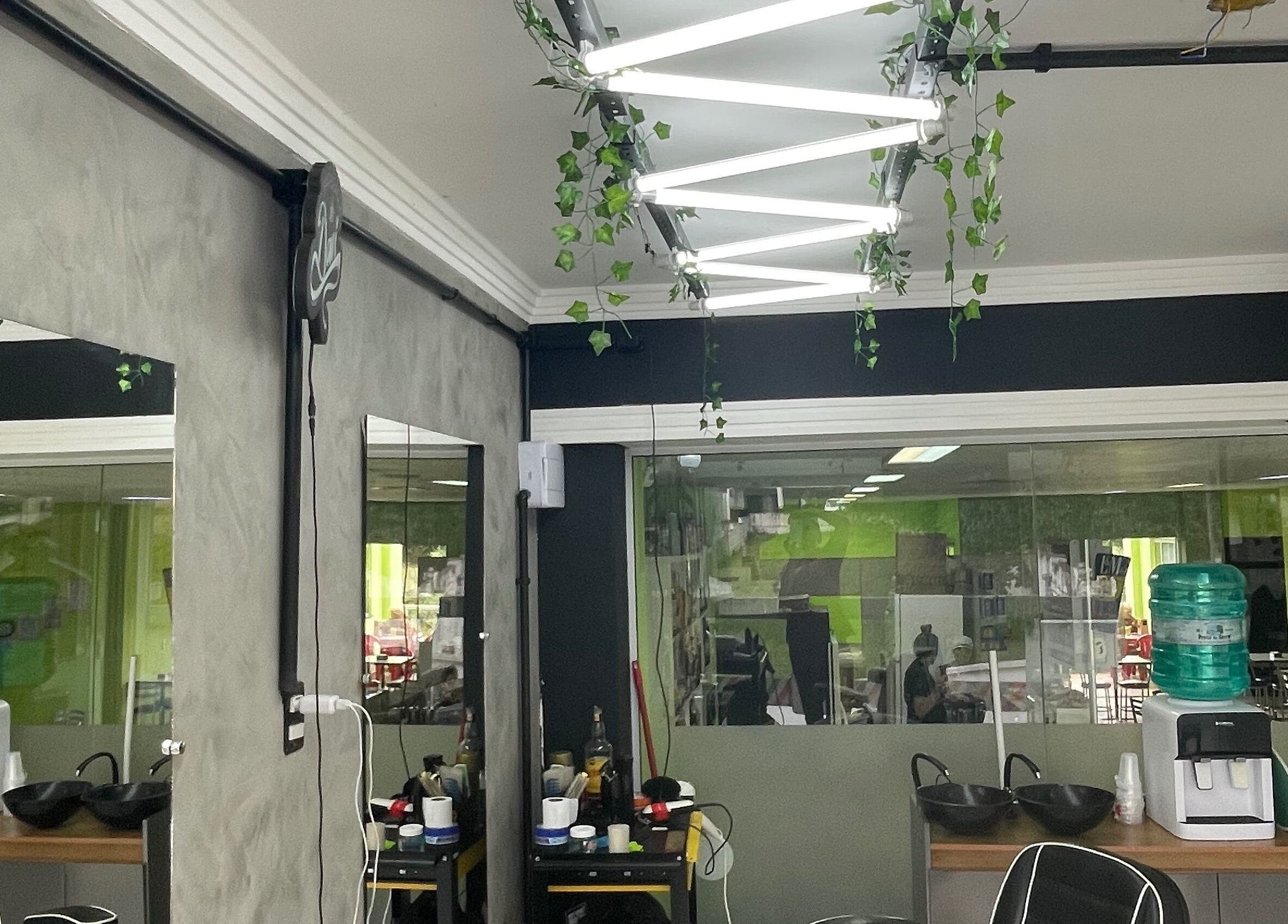 Interior da Barbearia Davi em Santa Catarina, Santa Catarina, BR com decoração moderna e elegância.