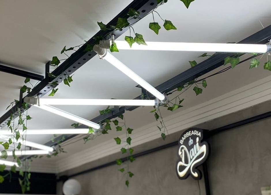 Decoração luminosa de Barbearia Davi em Santa Catarina, Santa Catarina, BR com luzes e folhagem verde.