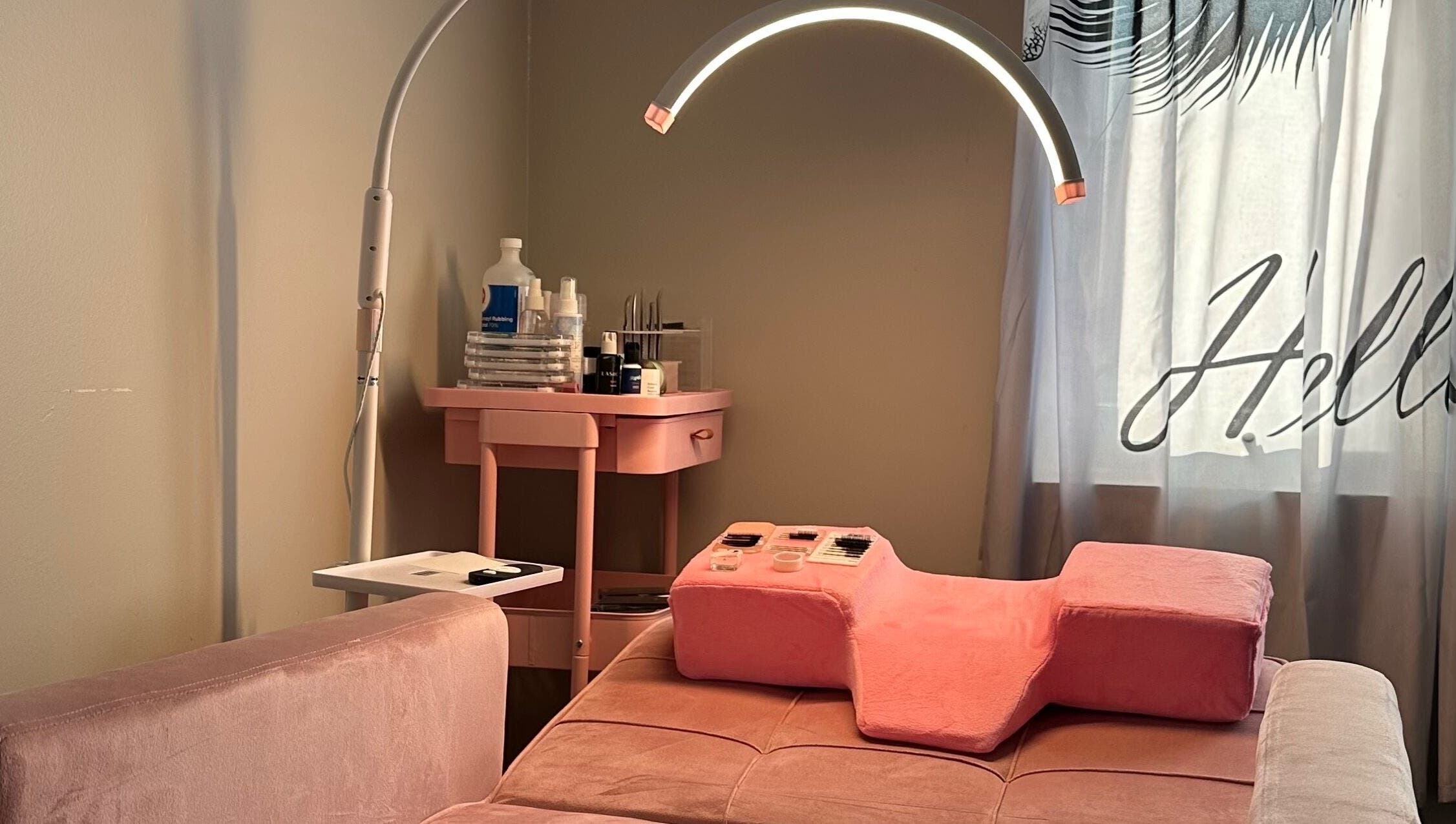 GandaWink Lashes-Filipina Lash Tech workspace in Mississauga, Ontario, CA featuring a pink treatment bed and tools.