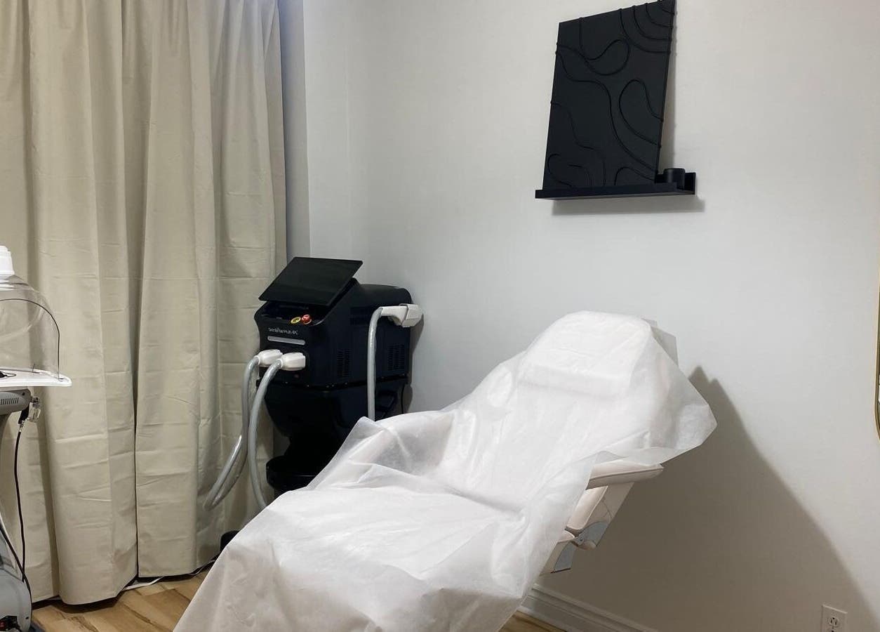 Laser treatment room at La FIRA Épilation Laser & IPL Montréal, featuring advanced equipment. Located in Montréal, Québec, CA.