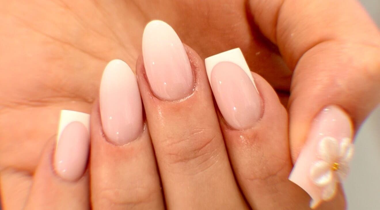 Ongles élégants chez SinaaïGlam à Nogent-le-rotrou, Centre-val De Loire, FR. Manucure blanche et rose avec fleur.