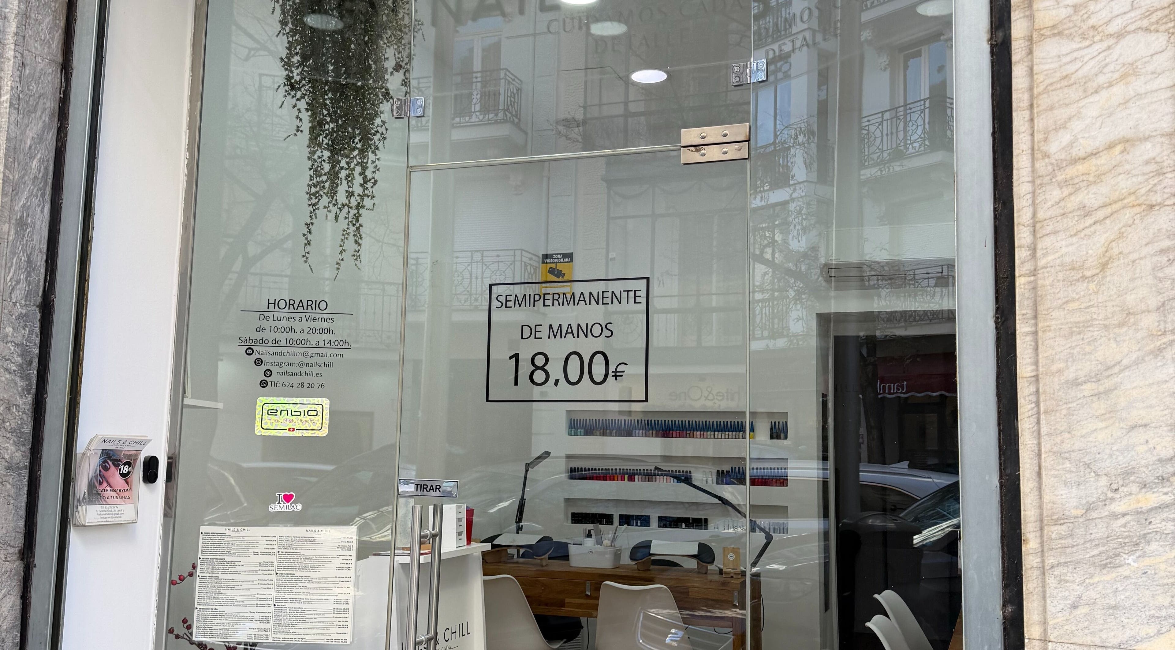 Entrada de Nails & Chill en Madrid, Comunidad De Madrid, ES mostrando promoción de uñas semipermanentes.