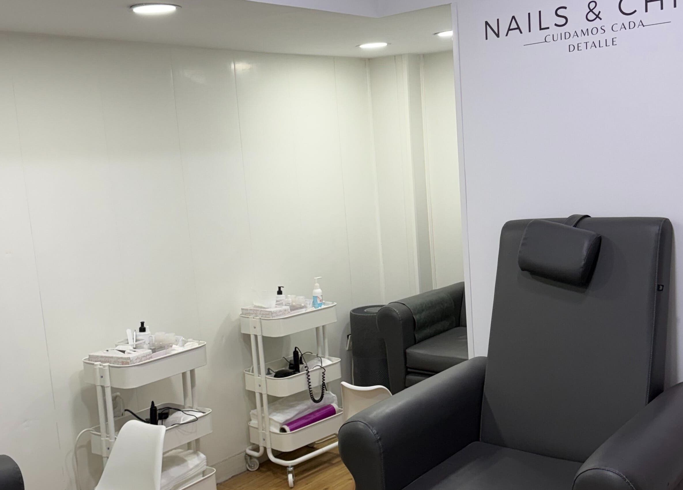 Silla de manicura en Nails & Chill, Madrid, Comunidad De Madrid, ES. Ambiente moderno y cómodo.