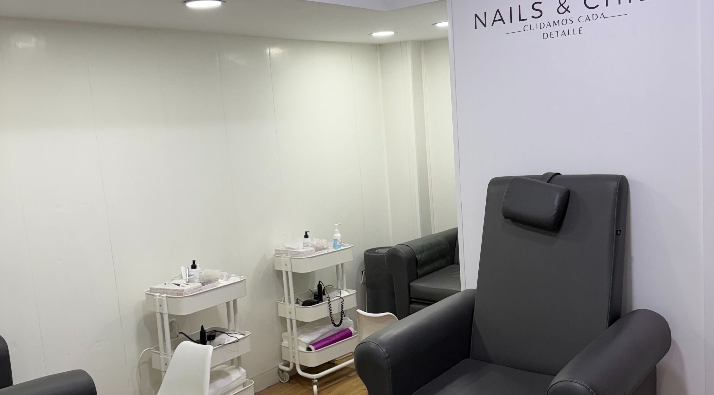 Silla de manicura en Nails & Chill, Madrid, Comunidad De Madrid, ES. Ambiente moderno y cómodo.