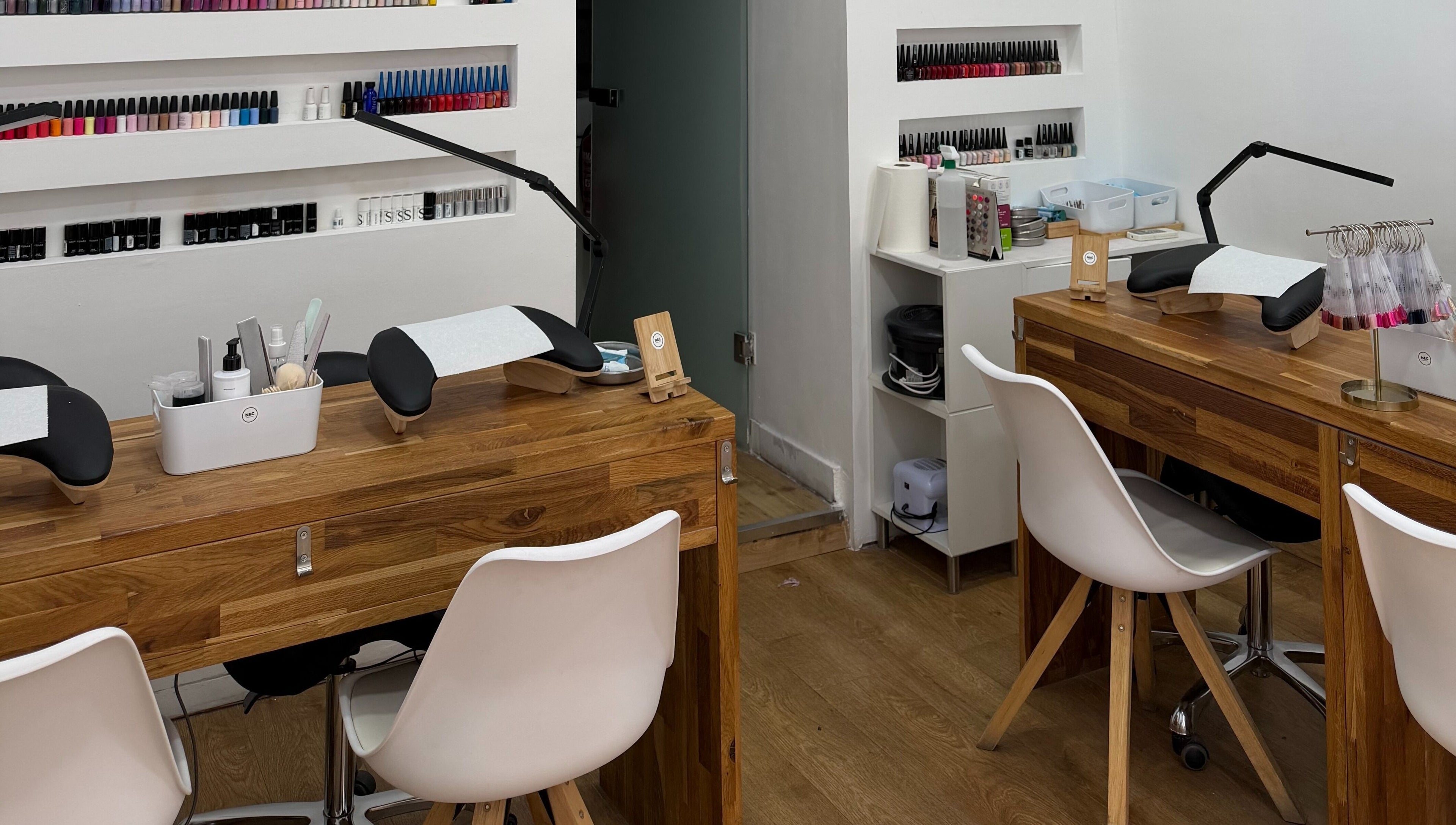 Mesa de manicura elegante en Nails & chill, Madrid, Comunidad De Madrid, ES.