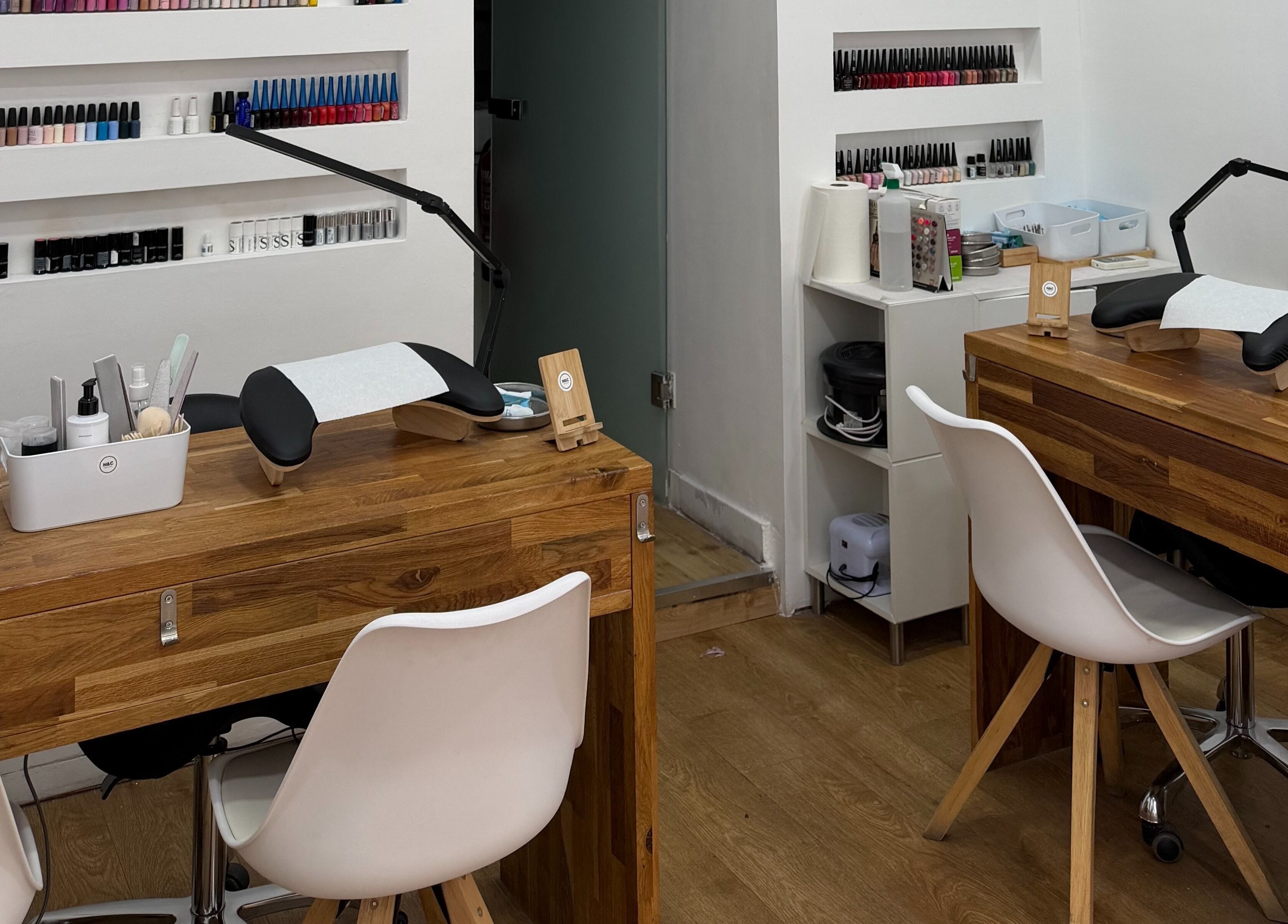 Mesa de manicura elegante en Nails & chill, Madrid, Comunidad De Madrid, ES.