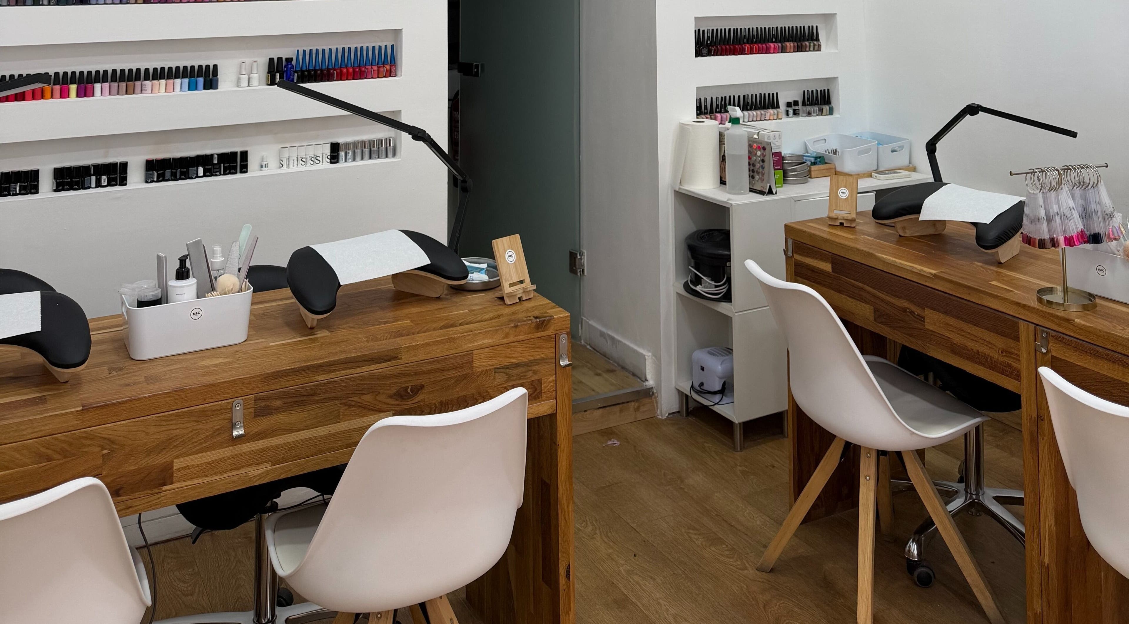 Mesa de manicura elegante en Nails & chill, Madrid, Comunidad De Madrid, ES.