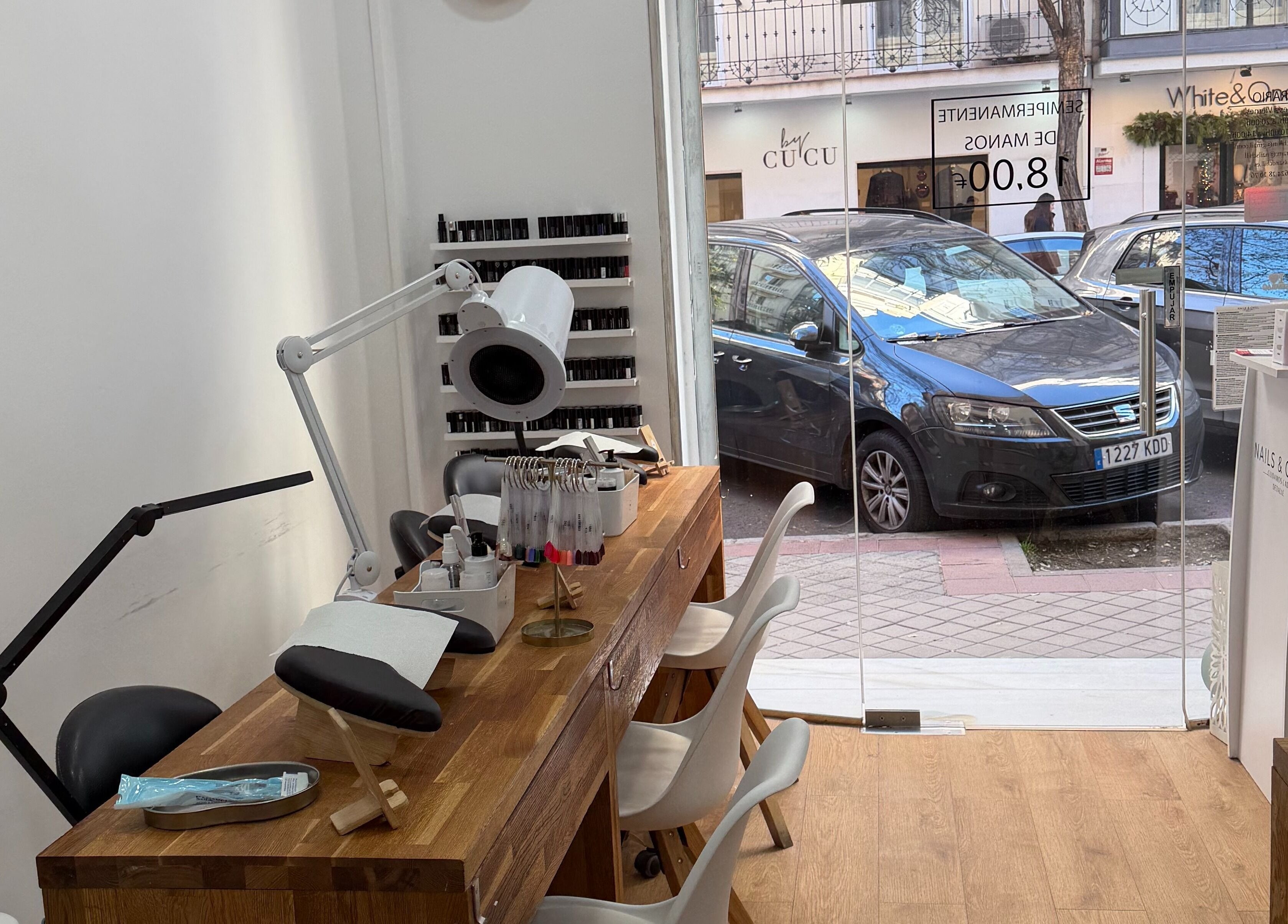 Interior de Nails & Chill en Madrid, Comunidad De Madrid, ES mostrando estaciones de manicura modernas.