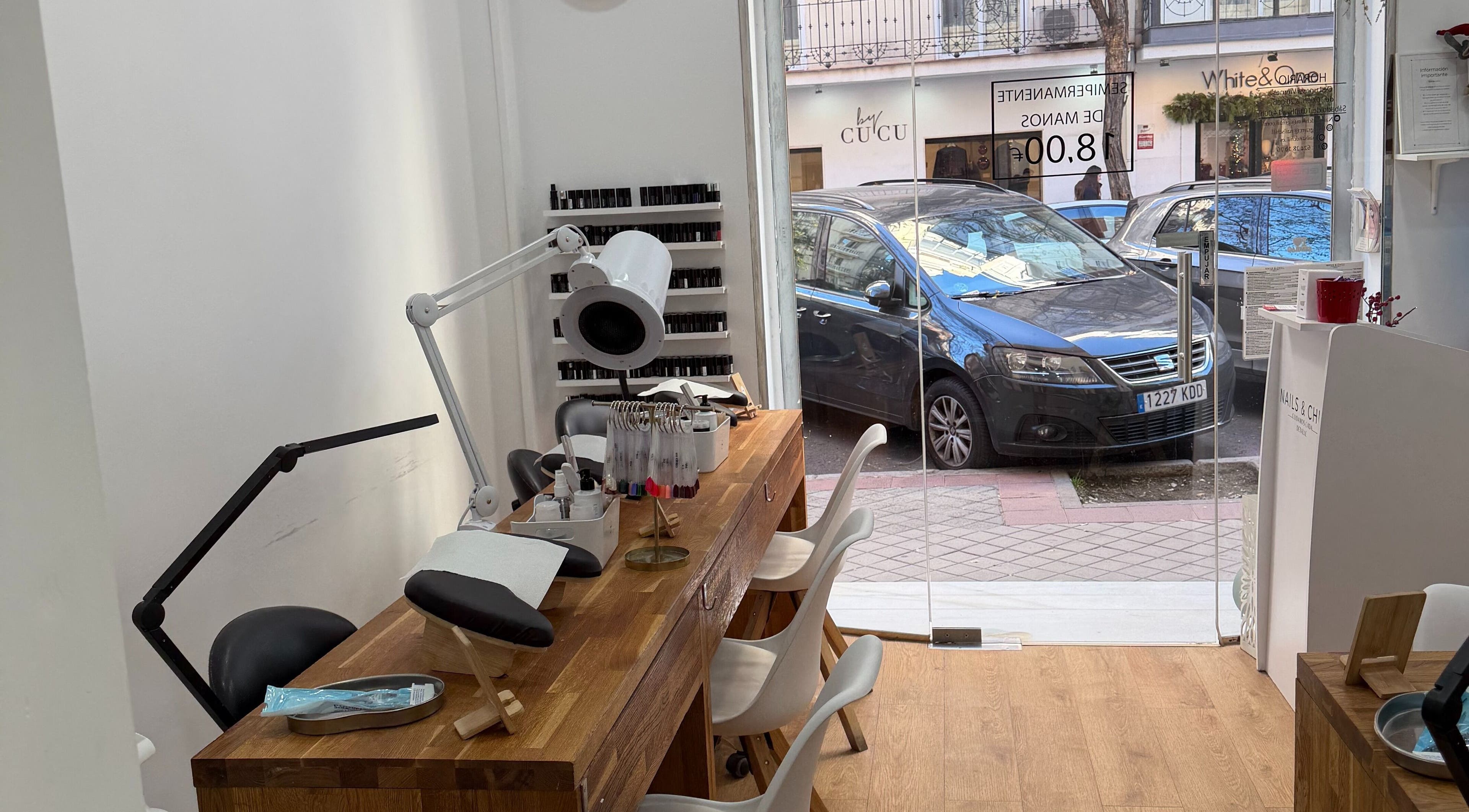 Interior de Nails & Chill en Madrid, Comunidad De Madrid, ES mostrando estaciones de manicura modernas.