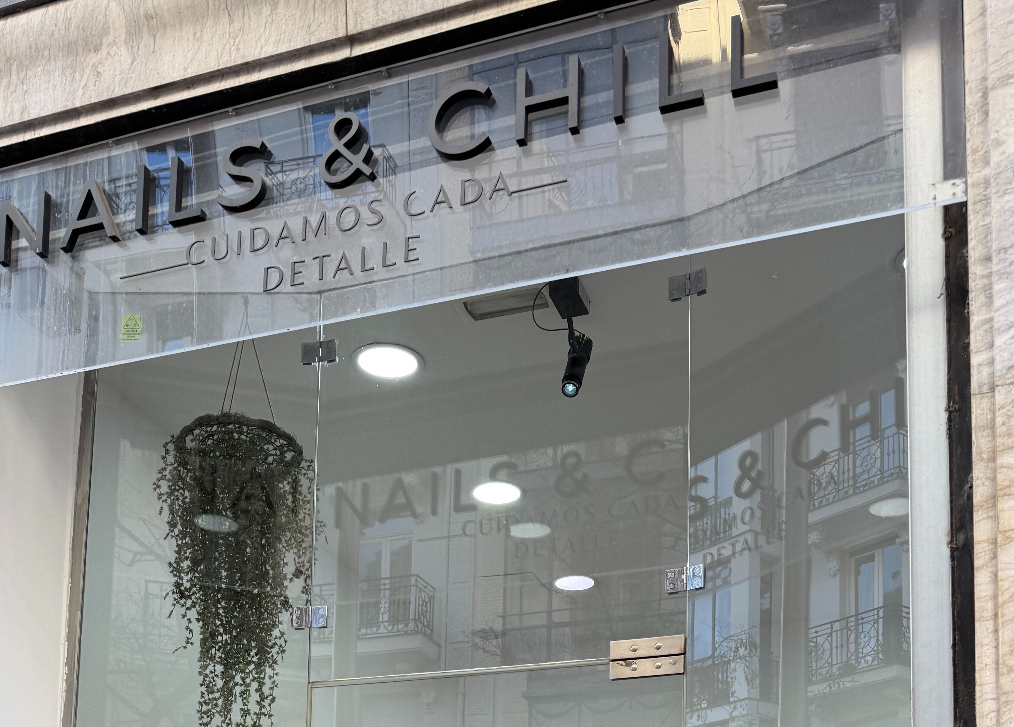 Fachada de Nails & Chill en Madrid, Comunidad De Madrid, ES, mostrando un letrero moderno y una decoración acogedora.