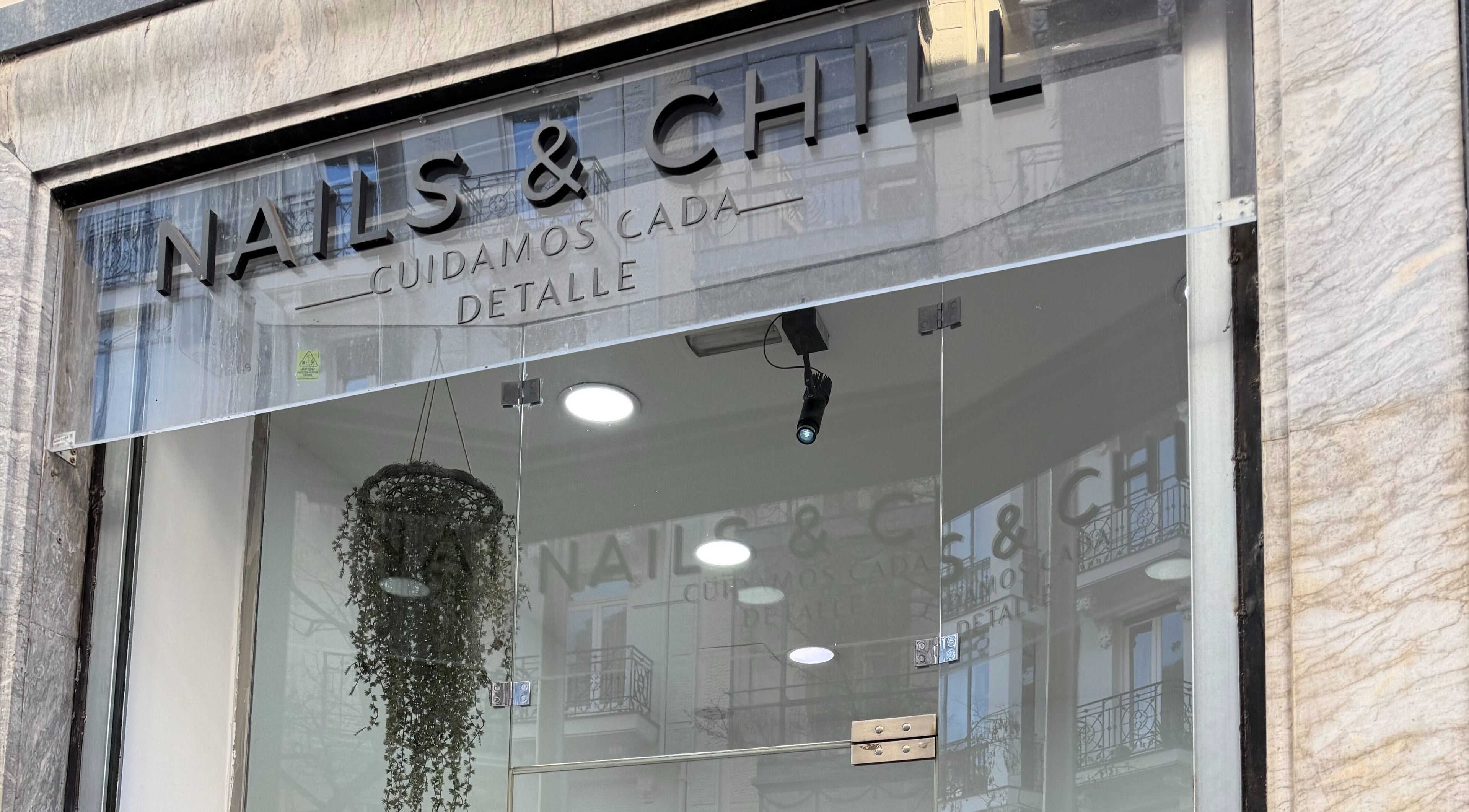 Fachada de Nails & Chill en Madrid, Comunidad De Madrid, ES, mostrando un letrero moderno y una decoración acogedora.