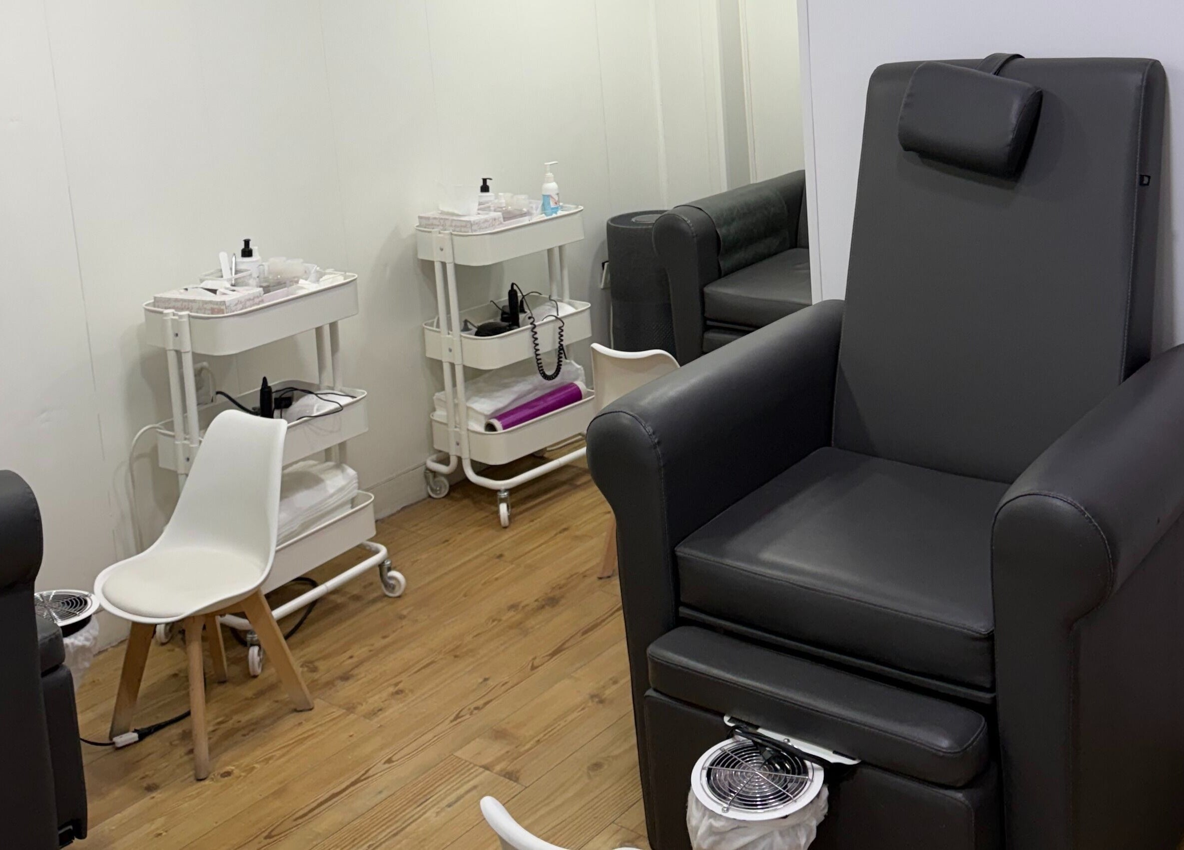 Espacio de manicura tranquilo en Nails & chill, Madrid, Comunidad De Madrid, ES, con sillones cómodos.