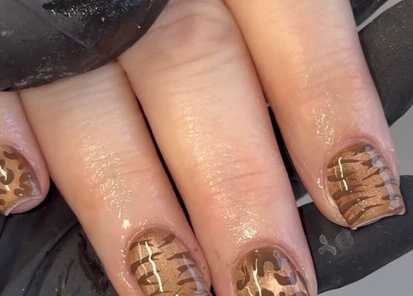Stylish tiger nail art by Hollie’s Nails in Radcliffe, England, GB, showcasing glossy brown and black patterns.