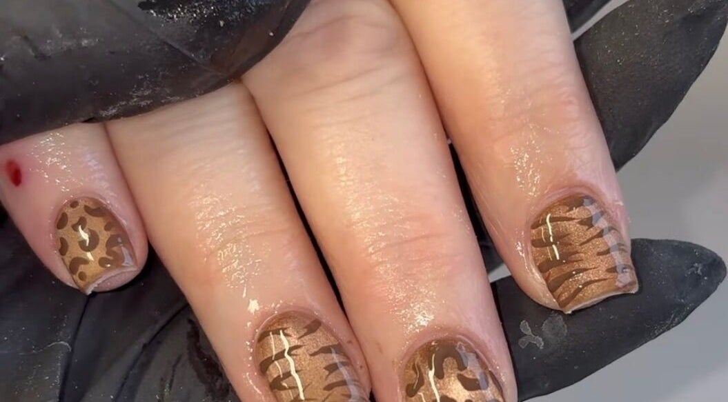 Stylish tiger nail art by Hollie’s Nails in Radcliffe, England, GB, showcasing glossy brown and black patterns.