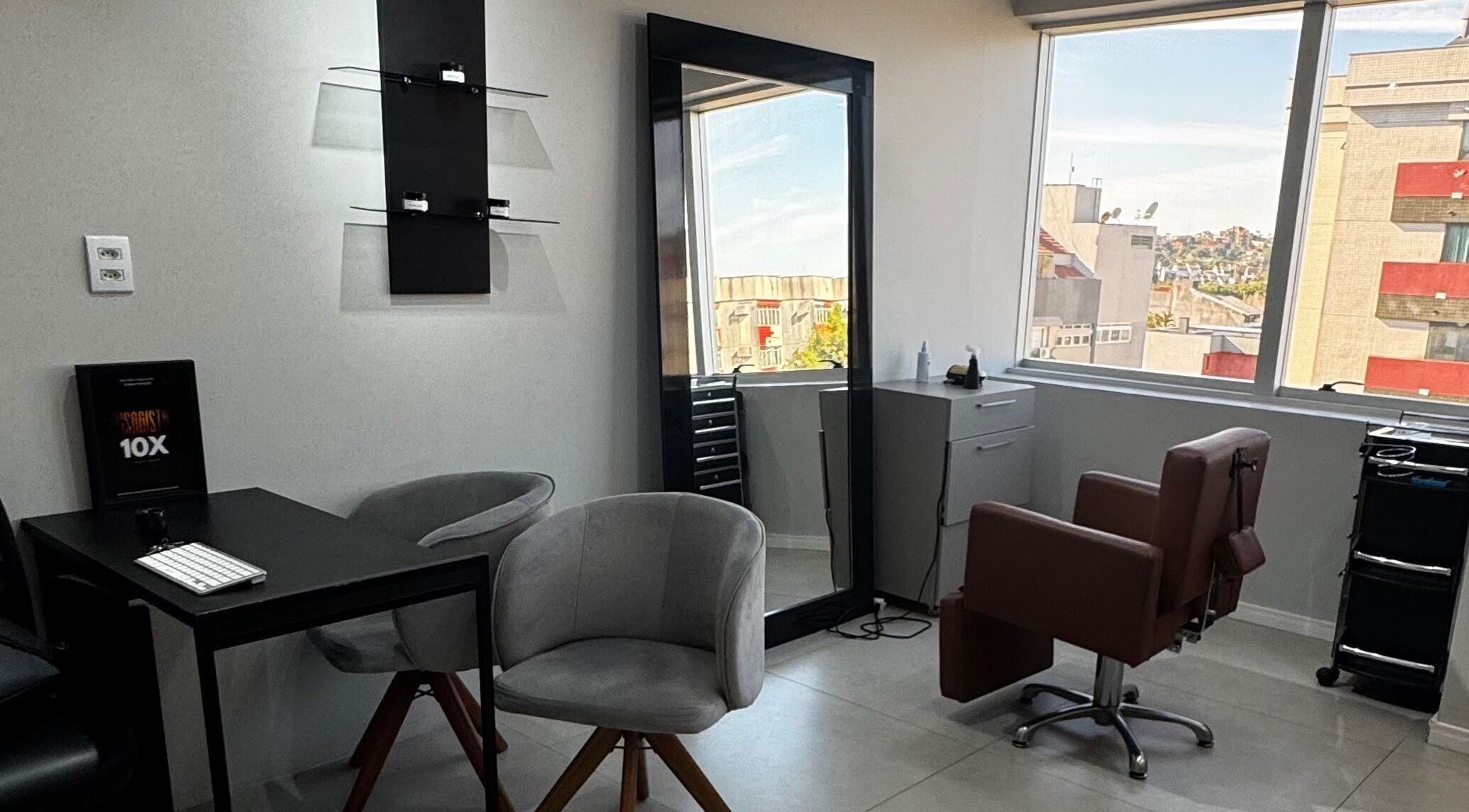 Sala moderna em Rv Imagem Masculina, Rio Grande Do Sul, BR, com cadeiras e espelho grande.