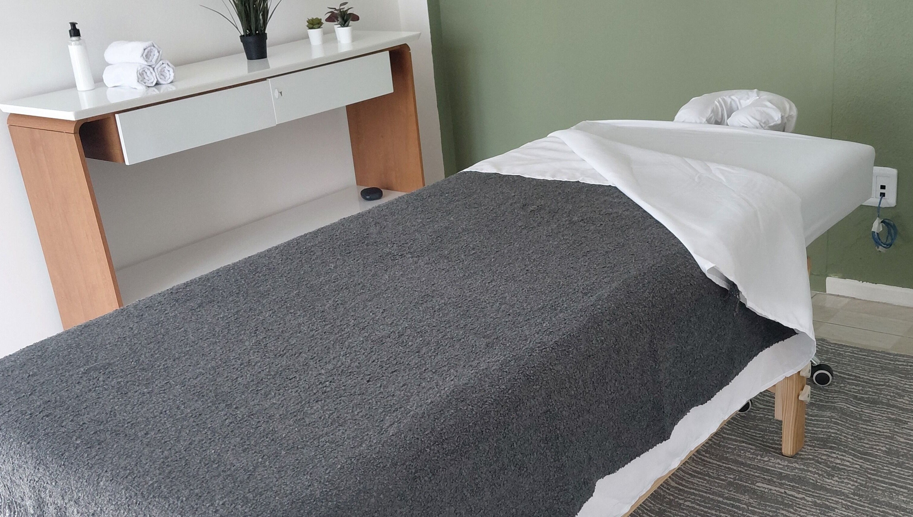 Sala de massagem acolhedora na Primícia Bem-Estar, Maringá, Paraná, BR, com decor minimalista.