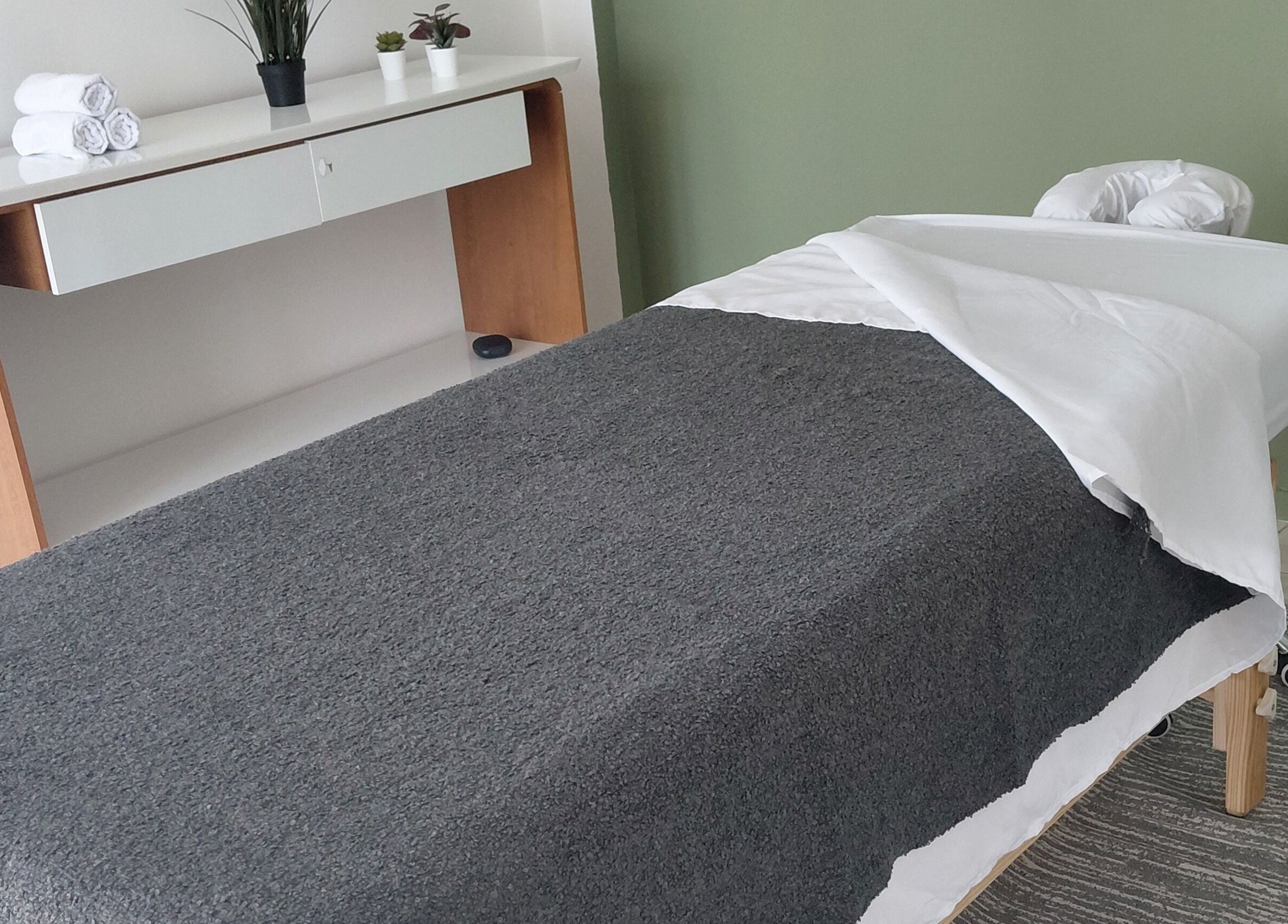 Sala de massagem acolhedora na Primícia Bem-Estar, Maringá, Paraná, BR, com decor minimalista.