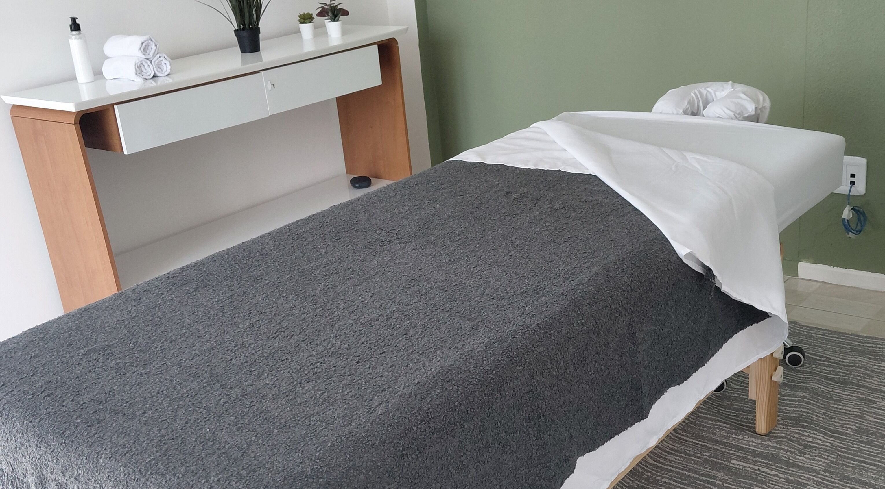 Sala de massagem acolhedora na Primícia Bem-Estar, Maringá, Paraná, BR, com decor minimalista.