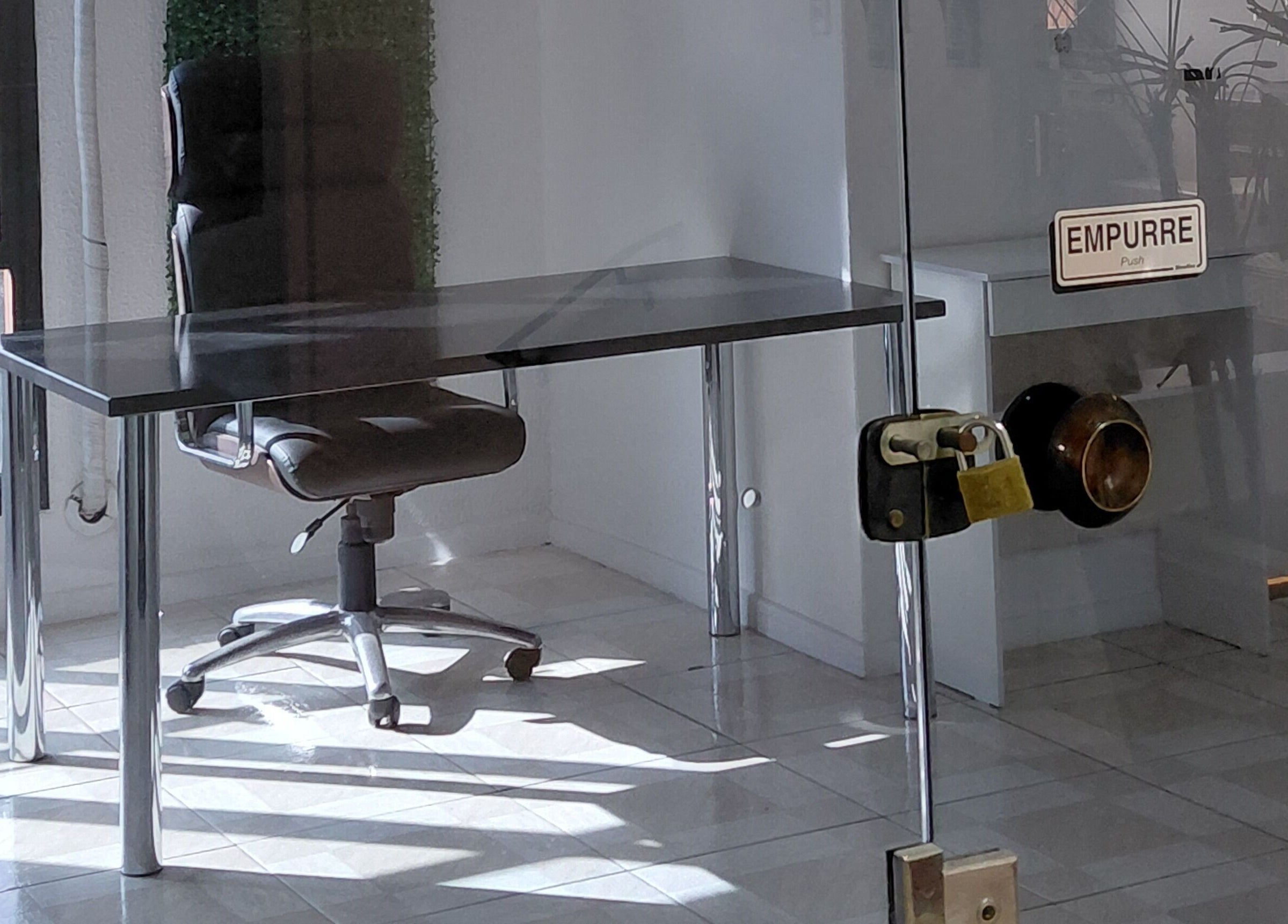 Sala de espera moderna em Primícia Bem-Estar, Maringá, Paraná, BR, com cadeira de escritório e mesa elegante.