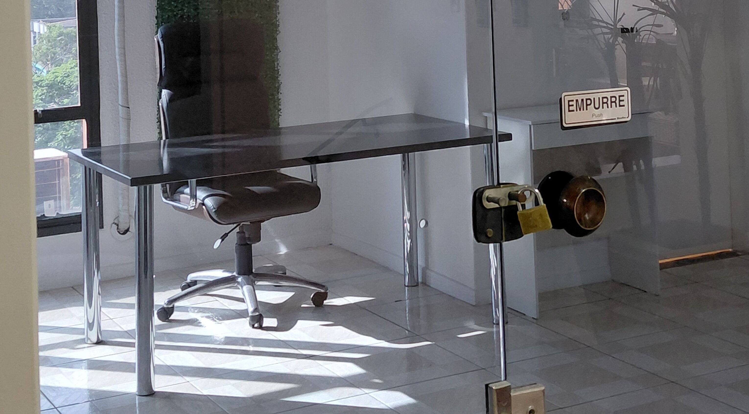 Sala de espera moderna em Primícia Bem-Estar, Maringá, Paraná, BR, com cadeira de escritório e mesa elegante.