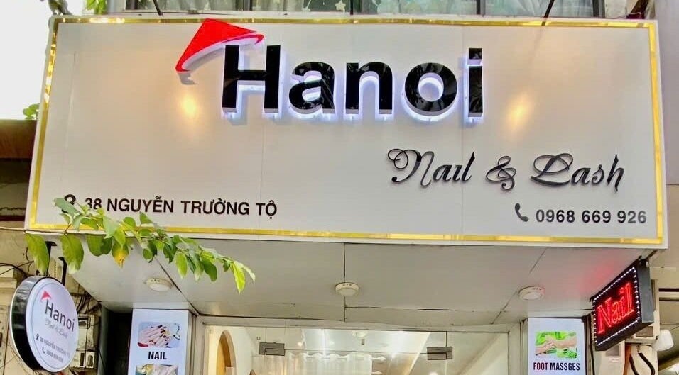 Mặt tiền của Hanoi Nail & Lash tại Hà Nội, Hà Nội, VN, nổi bật với biển hiệu lớn và hấp dẫn.