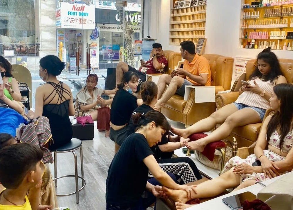Khách hàng tại Hanoi Nail & Lash, Hà Nội, Hà Nội, VN được thư giãn với dịch vụ chăm sóc chân hoàn hảo.