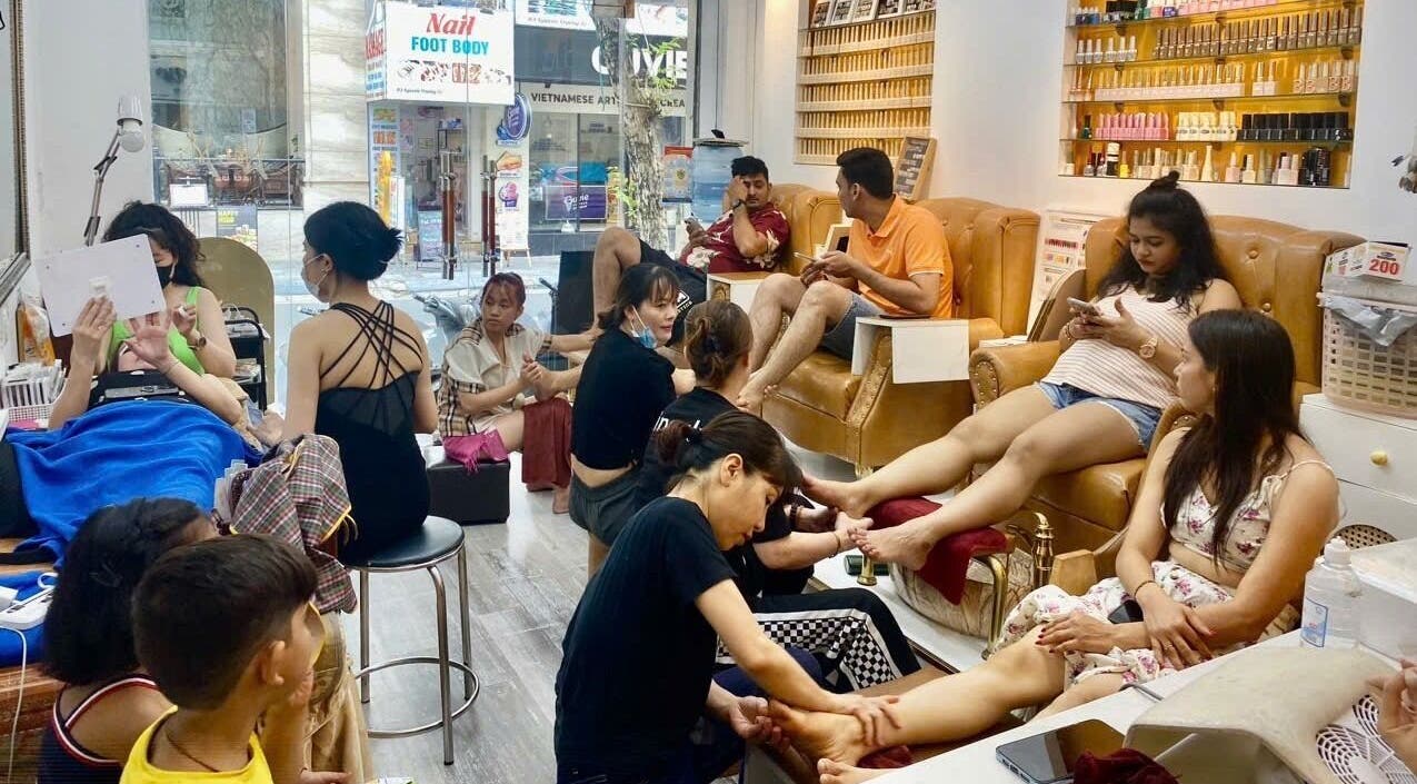 Khách hàng tại Hanoi Nail & Lash, Hà Nội, Hà Nội, VN được thư giãn với dịch vụ chăm sóc chân hoàn hảo.
