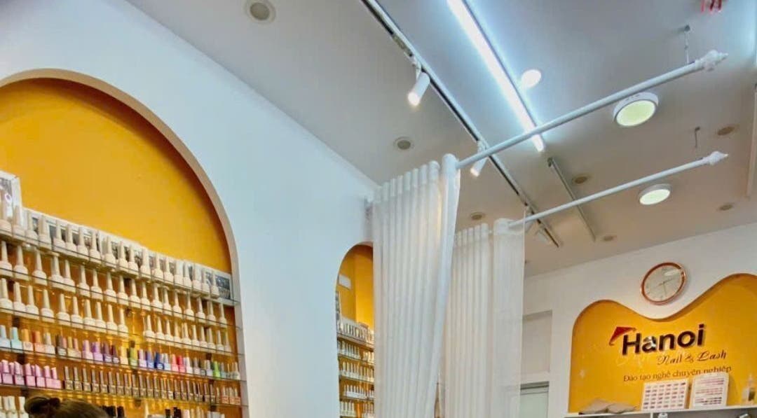Nội thất tiệm Hanoi Nail & Lash sáng và hiện đại tại Hà Nội, Hà Nội, VN với dãy sơn đa sắc.