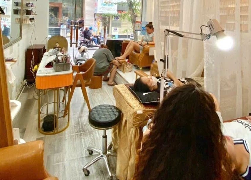 Khách trải nghiệm dịch vụ tại Hanoi Nail & Lash, Hà Nội, Hà Nội, VN với không gian thư giãn.