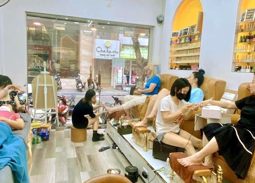Khách hàng thư giãn tại Hanoi Nail & Lash, Hà Nội, Hà Nội, VN với dịch vụ làm móng chuyên nghiệp.