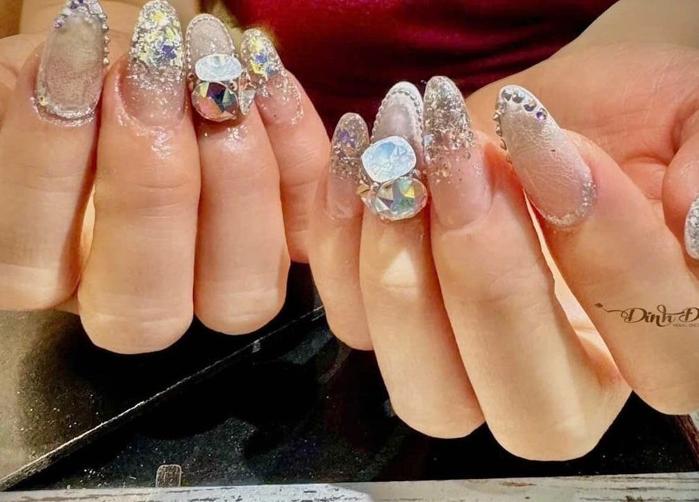 Mẫu móng tay đính đá lấp lánh tại Hanoi Nail & Lash, Hà Nội, Hà Nội, VN. Nổi bật với thiết kế sáng tạo.
