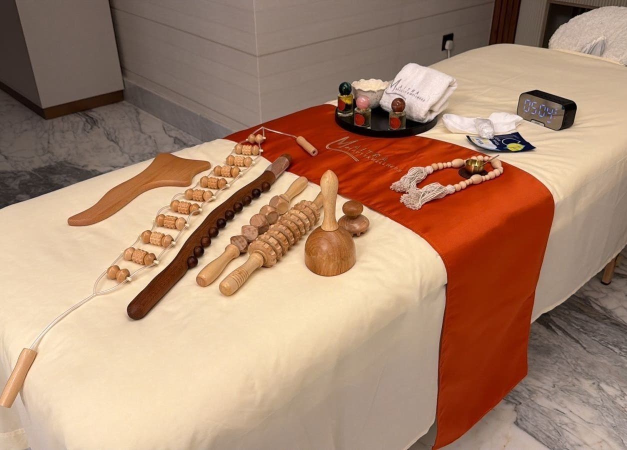 أدوات تدليك خشبية على طاولة في Maitra Spa بالرياض، SA لجلسة تدليك مريحة.