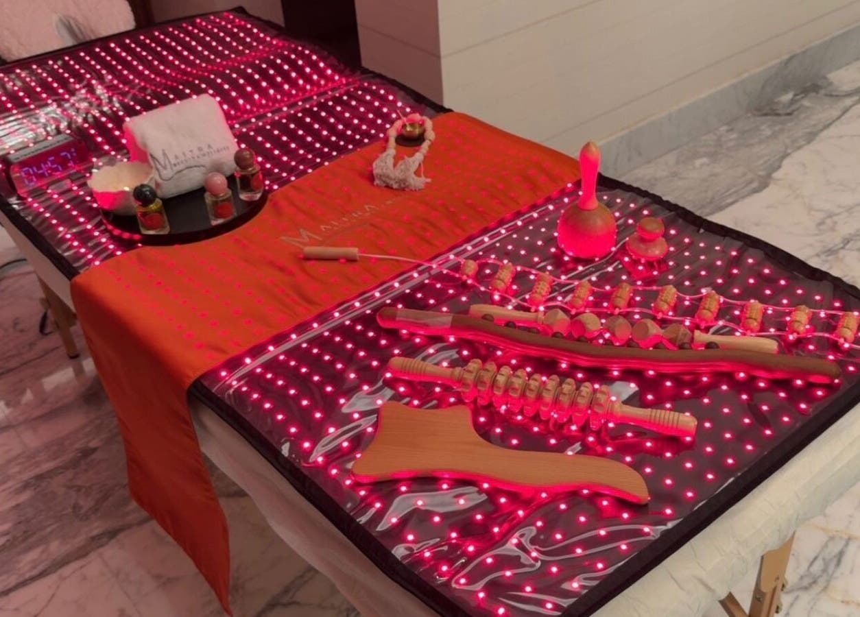 طاولة علاج مضاءة بتقنية LED في منتجع مايترا سبا بالرياض، SA.